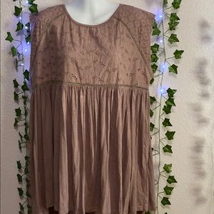 Decorative top tee with keyhole back